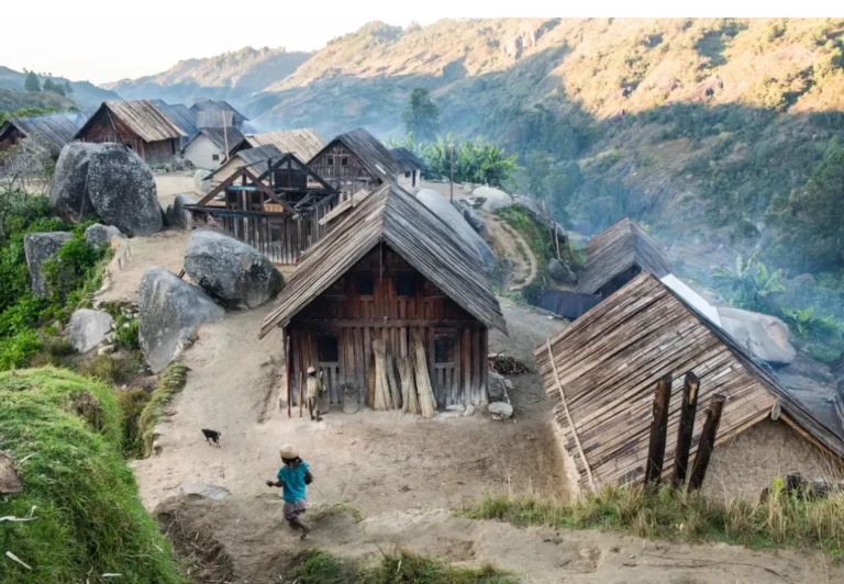 Le village Zafimaniry d'Ankidodo